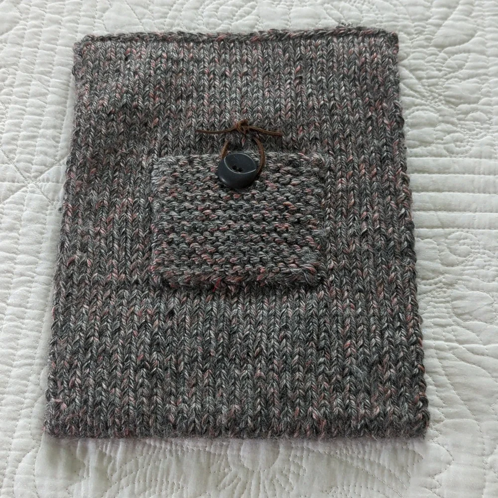 Knitted tablet sleeve